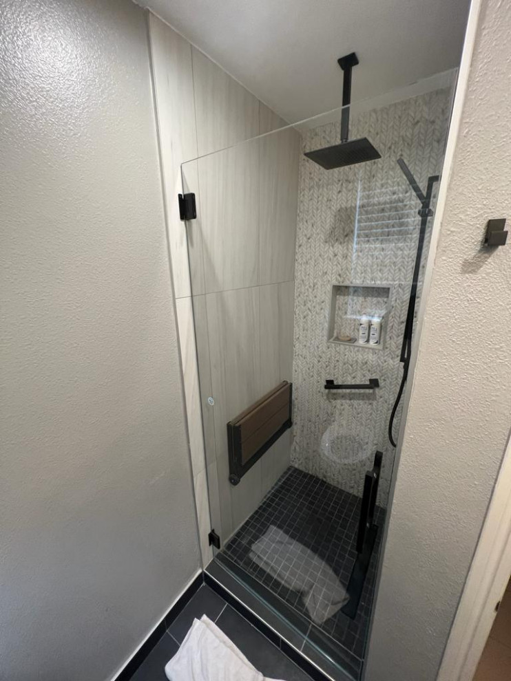 Пример оригинального дизайна: ванная комната среднего размера в стиле модернизм