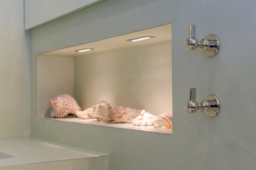 Badezimmer With profilierten Schrankfronten, grünen Schränken, Unterbauwanne, bodengleicher Dusche, Bidet, grüner Wandfarbe, Unterbauwaschbecken, grünem Boden and offener Dusche in Munich
