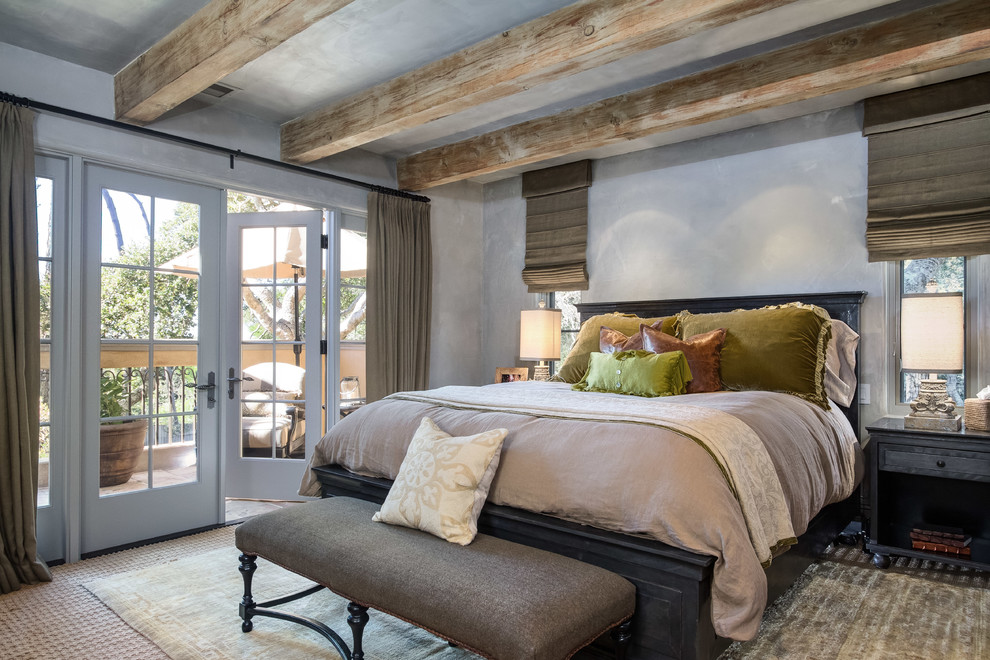 Идея дизайна: большая гостевая спальня (комната для гостей) в стиле рустика с серыми стенами, ковровым покрытием и бежевым полом