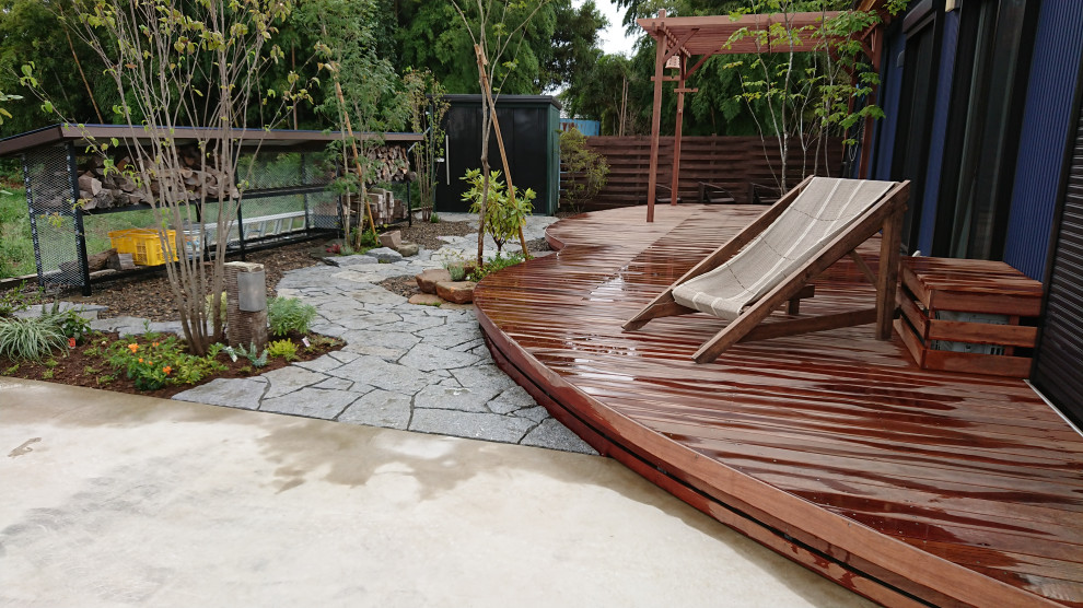 Foto di una privacy sulla terrazza shabby-chic style di medie dimensioni e in cortile con una pergola