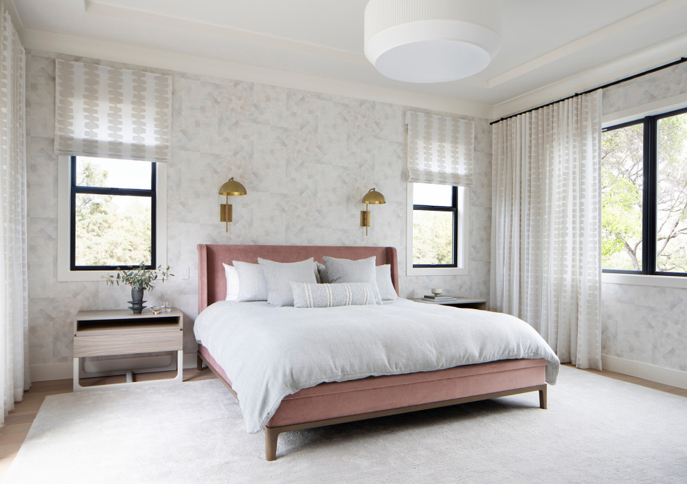Пример оригинального дизайна: большая спальня в стиле неоклассика (современная классика) с обоями на стенах, серыми стенами, светлым паркетным полом, бежевым полом и многоуровневым потолком