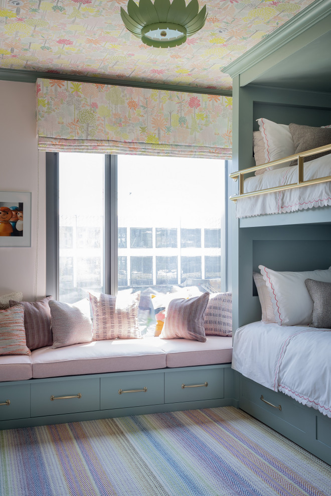 Источник вдохновения для домашнего уюта: гостевая спальня среднего размера, (комната для гостей) с розовыми стенами, ковровым покрытием, разноцветным полом и потолком с обоями
