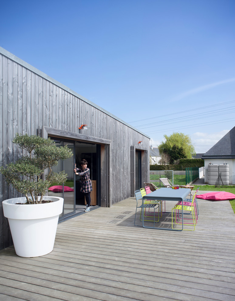 Foto de terraza contemporánea de tamaño medio sin cubierta en patio trasero con jardín de macetas