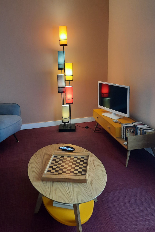 Inspiration pour un salon nordique avec un sol en vinyl, un téléviseur indépendant et un sol rouge.