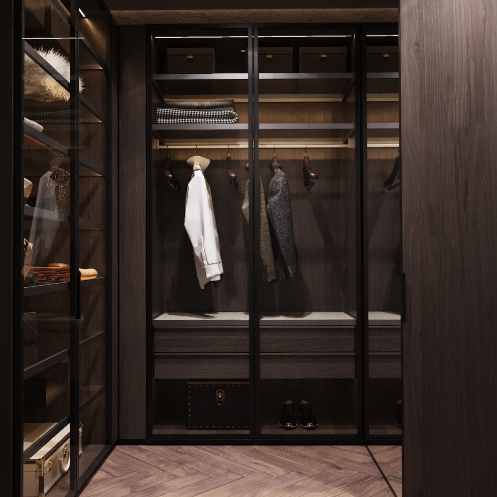 Идея дизайна: встроенный шкаф среднего размера в современном стиле с стеклянными фасадами, коричневыми фасадами, паркетным полом среднего тона и коричневым полом