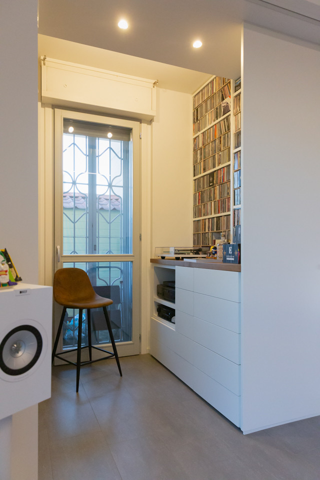 Esempio di un piccolo soggiorno minimal aperto con libreria e parete attrezzata