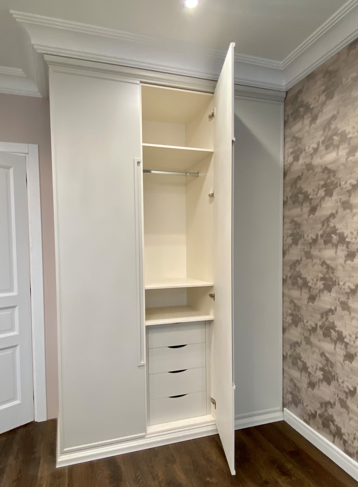 Шкаф распашной, трехдверный.