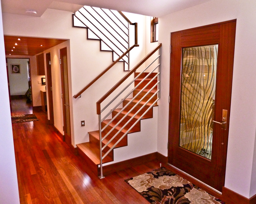 This is an example of a contemporary entryway in Los Angeles.