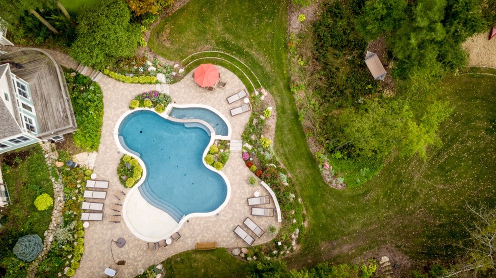 Transitional pool photo in Chicago