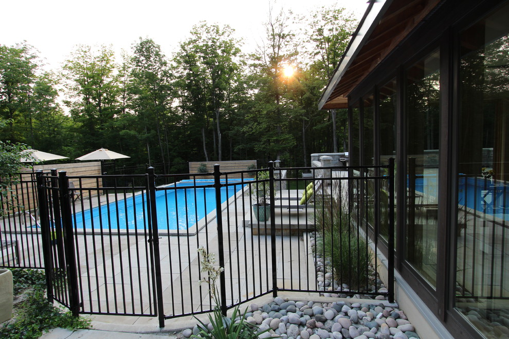 Transitional pool photo in Toronto