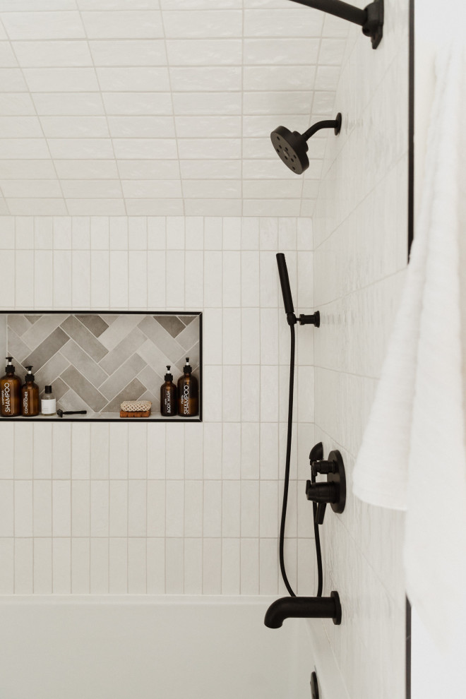 Стильный дизайн: маленькая ванная комната в стиле неоклассика (современная классика) с фасадами в стиле шейкер, коричневыми фасадами, ванной в нише, душем в нише, унитазом-моноблоком, белой плиткой, керамической плиткой, белыми стенами, полом из цементной плитки, врезной раковиной, столешницей из искусственного кварца, белым полом, шторкой для ванной, белой столешницей, нишей, тумбой под одну раковину, встроенной тумбой и сводчатым потолком для на участке и в саду - последний тренд