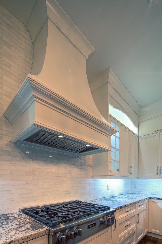 Inspiration for a large transitional home design remodel in Toronto