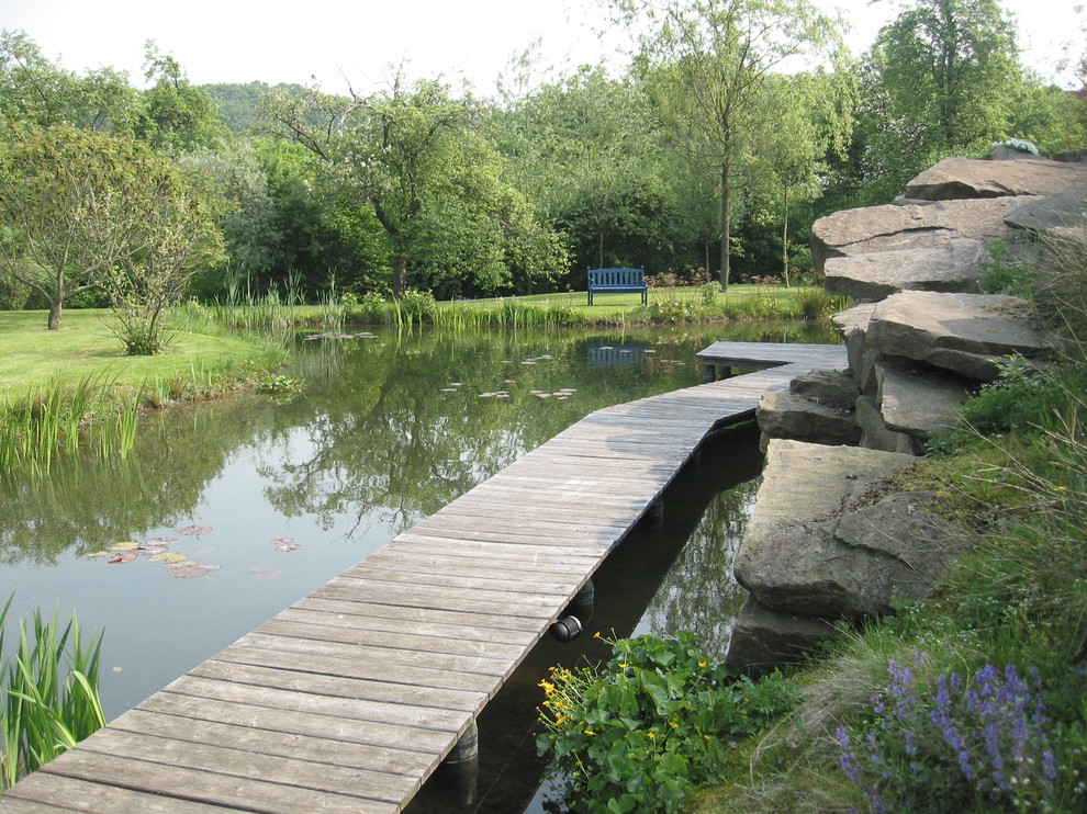 Geräumiger Landhaus Garten hinter dem Haus mit direkter Sonneneinstrahlung, Dielen und Wasserspiel in Dortmund