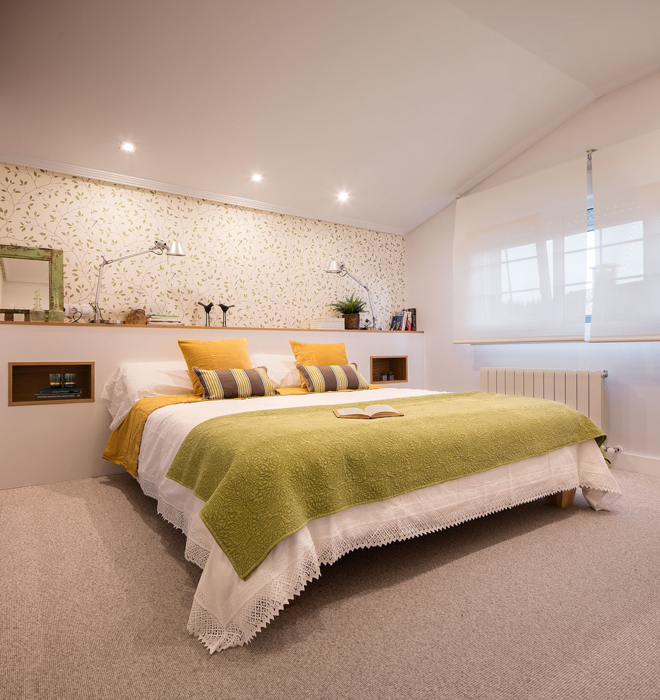 This is an example of a mid-sized modern master bedroom in Bilbao with white walls, carpet and grey floor.