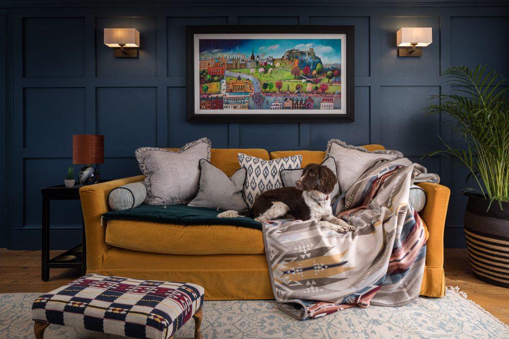 Foto di un soggiorno country di medie dimensioni e chiuso con pareti blu, pavimento in legno massello medio, parete attrezzata, pavimento marrone e boiserie