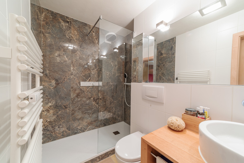 Idée de décoration pour une salle de bain bohème avec une douche à l'italienne, du carrelage en marbre, aucune cabine et meuble-lavabo suspendu.