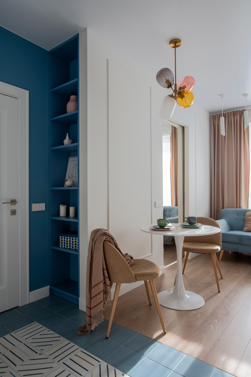 Квартира с акцентами и зеркальной дверью