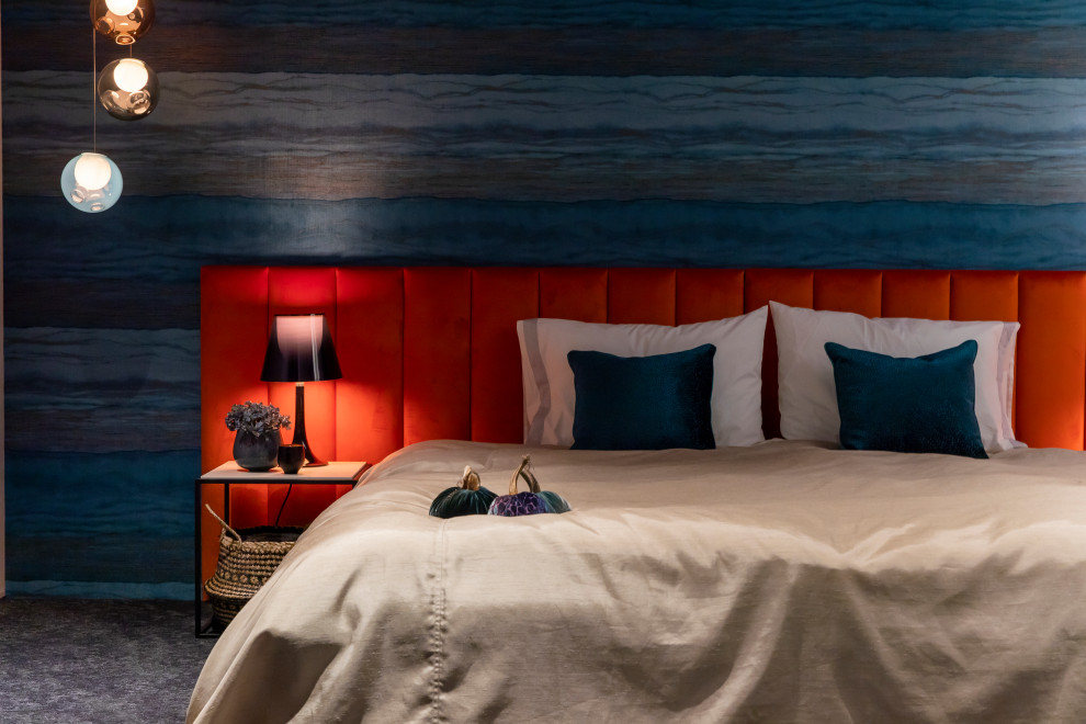 Immagine di una grande camera matrimoniale minimalista con pareti blu, moquette, pavimento nero, soffitto in perlinato e carta da parati