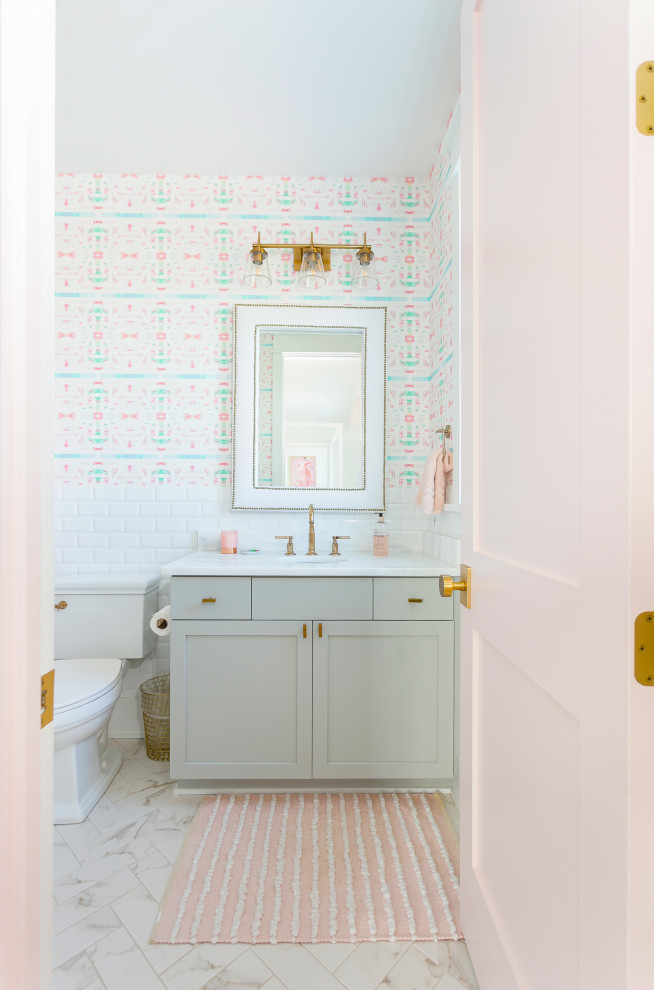 Bild på ett mellanstort maritimt vit vitt badrum för barn, med skåp i shakerstil, blå skåp, ett badkar i en alkov, en hörndusch, en toalettstol med separat cisternkåpa, tunnelbanekakel, vita väggar, mosaikgolv, marmorbänkskiva, vitt golv och dusch med duschdraperi