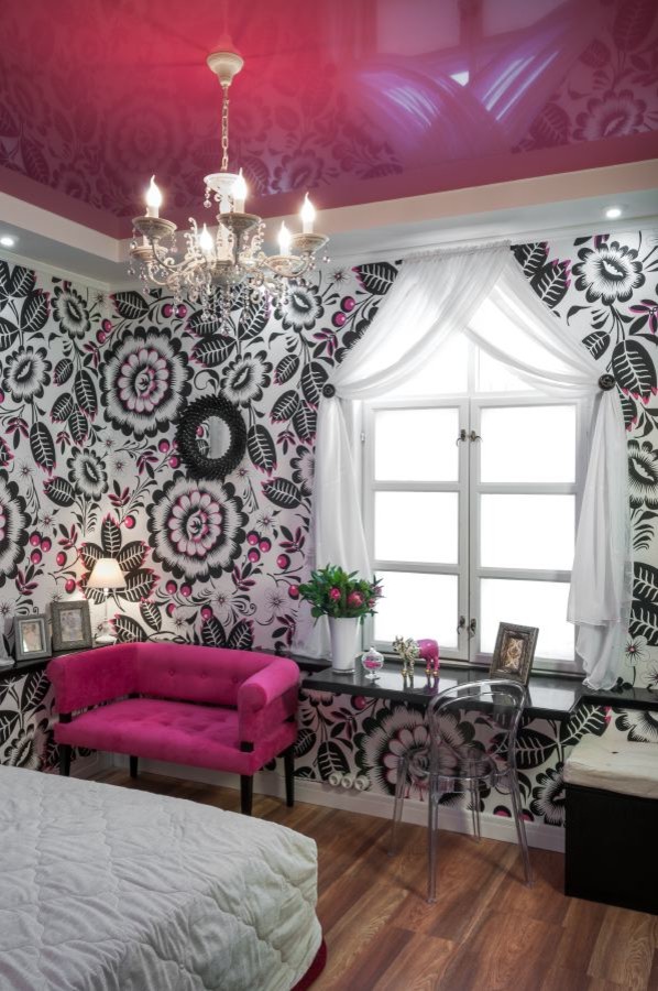 Русские росписи в чернобелом цвете на стенах