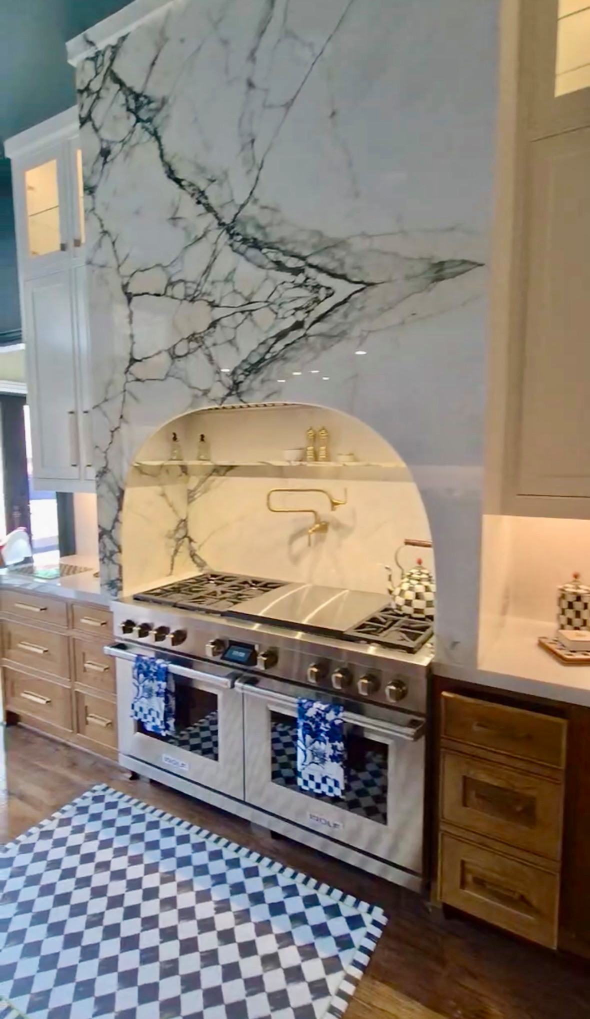 Kitchen - transitional kitchen idea in Dallas