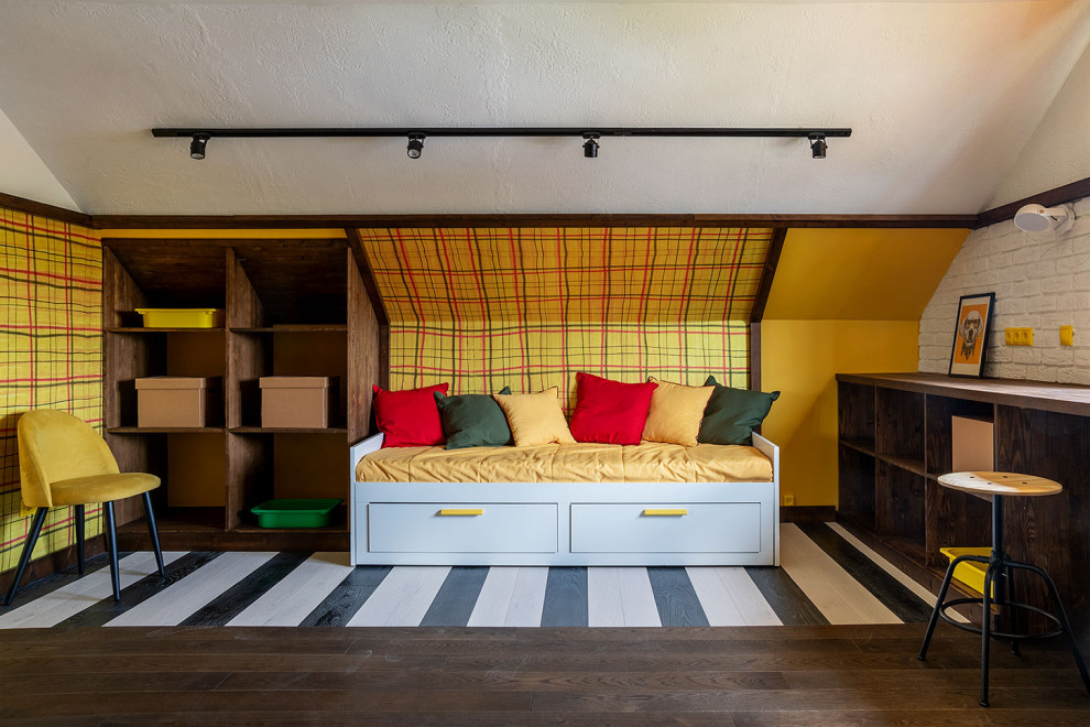 Diseño de dormitorio infantil de 4 a 10 años contemporáneo de tamaño medio con paredes amarillas, suelo de madera clara, suelo beige, vigas vistas y ladrillo
