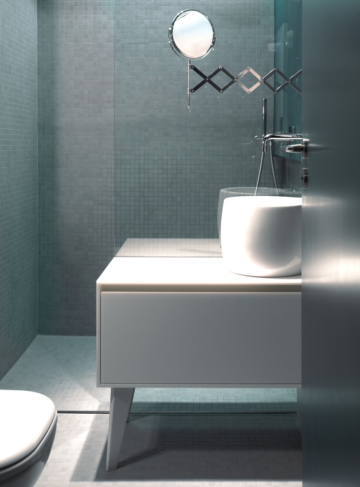 Kleines Modernes Duschbad mit flächenbündigen Schrankfronten, weißen Schränken, bodengleicher Dusche, blauen Fliesen, Mosaikfliesen, blauer Wandfarbe, Mosaik-Bodenfliesen, Aufsatzwaschbecken, blauem Boden, offener Dusche und Wandtoilette in Berlin