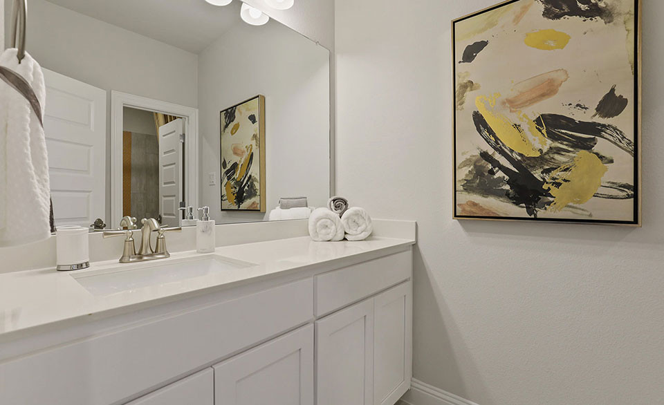 Imagen de cuarto de baño a medida contemporáneo de tamaño medio con armarios con paneles empotrados, puertas de armario blancas y encimeras blancas