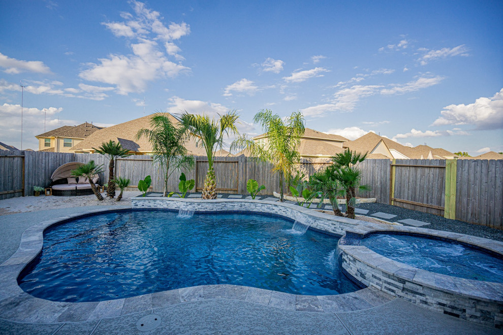 Mittelgroßer Pool hinter dem Haus in individueller Form mit Pool-Gartenbau und Dielen in Houston