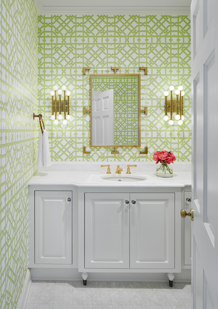 Immagine di una piccola stanza da bagno classica con ante bianche, pavimento in marmo, pavimento bianco, top bianco, un lavabo, mobile bagno incassato e carta da parati