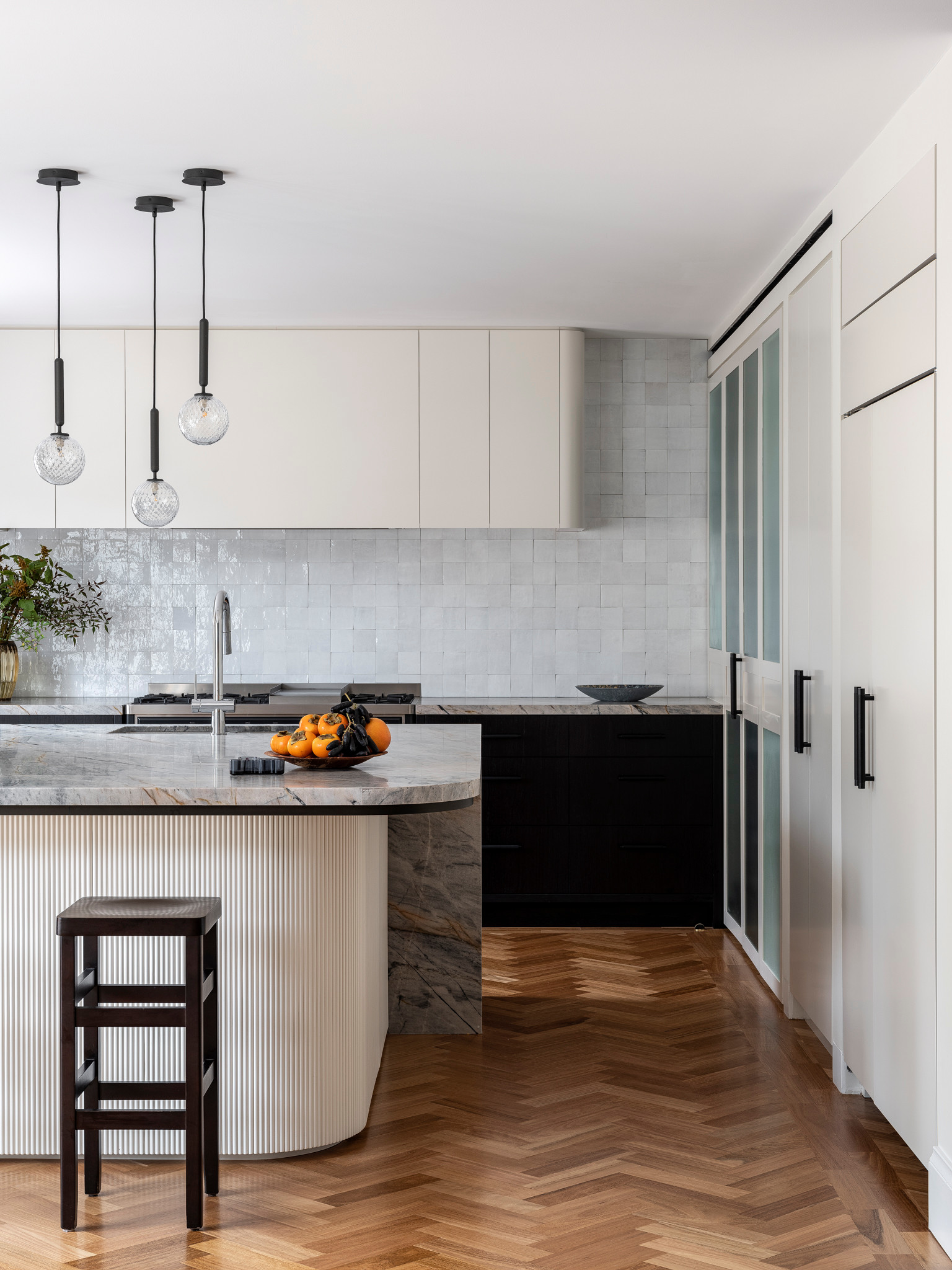 51 Stylish and Elegant Black and White Kitchen Ideas - Matchness.com  White  kitchen decor, Latest kitchen designs, Kitchen cabinet design