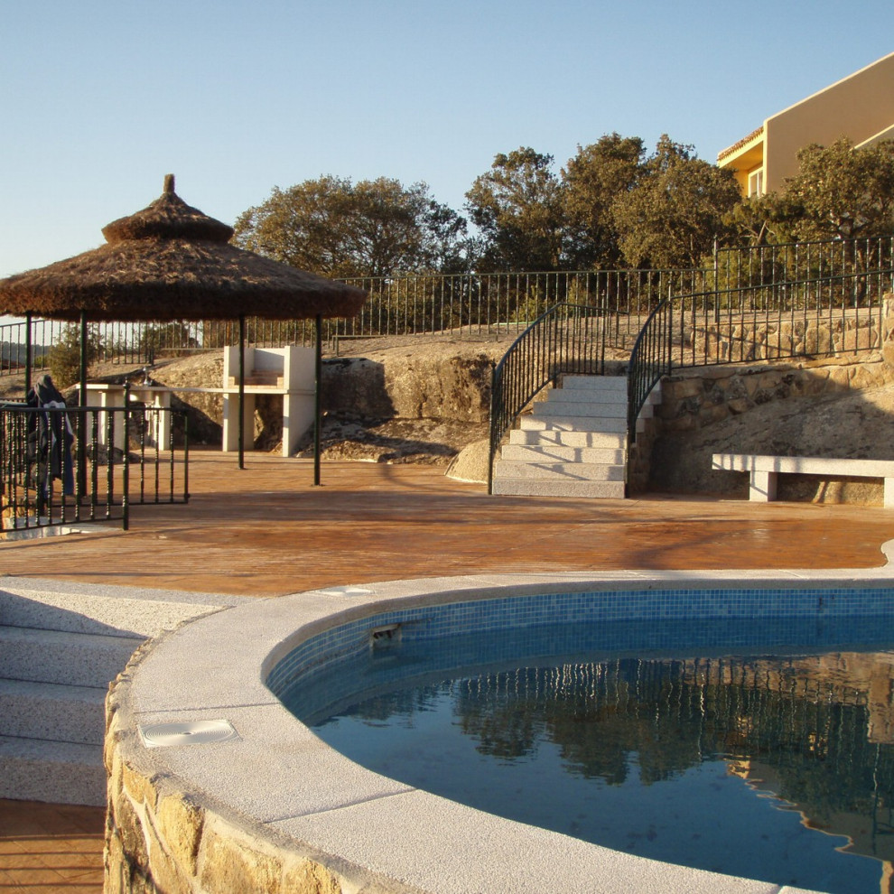 Diseño de piscina contemporánea de tamaño medio a medida en patio trasero con suelo de hormigón estampado