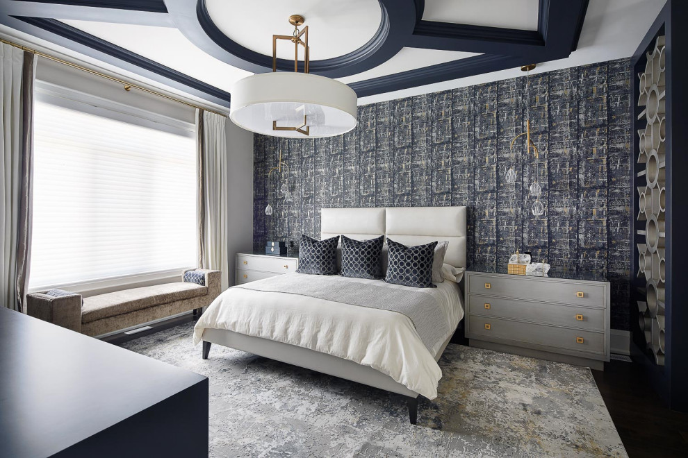 Идея дизайна: большая хозяйская спальня в стиле неоклассика (современная классика) с черными стенами, темным паркетным полом и обоями на стенах