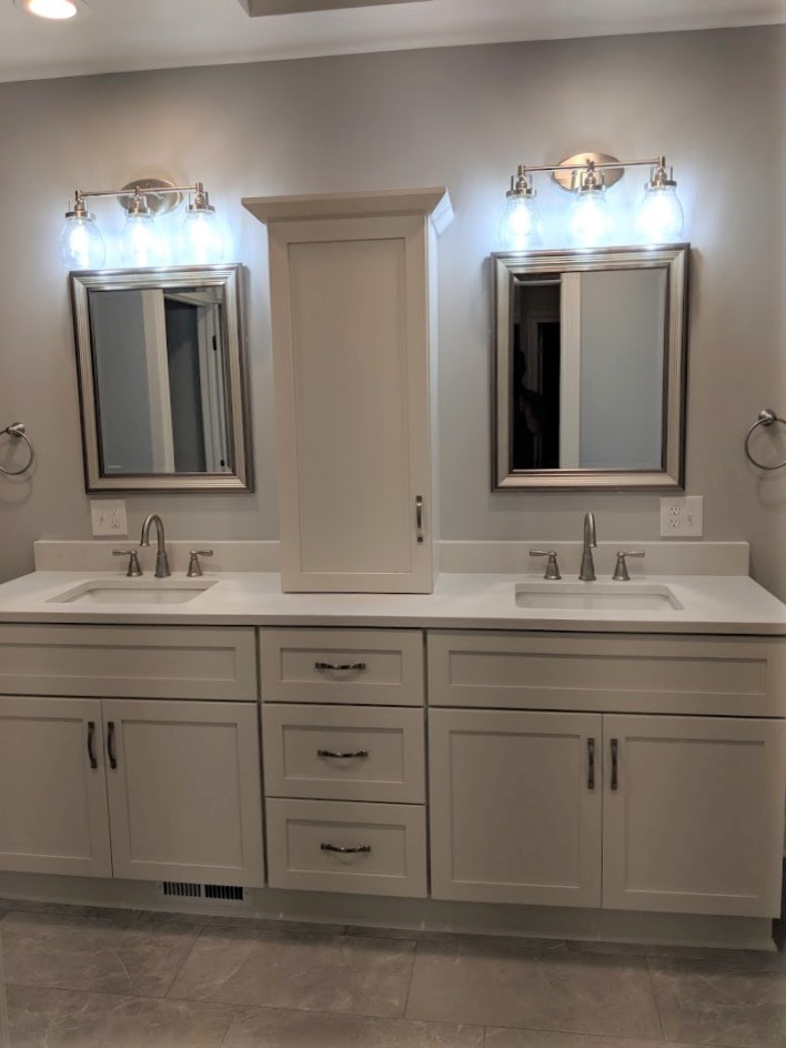 Inspiration for a mid-sized transitional master bathroom in Cleveland with shaker cabinets, white cabinets, an alcove shower, a one-piece toilet, grey walls, marble floors, an undermount sink, granite benchtops, grey floor, a hinged shower door and white benchtops.