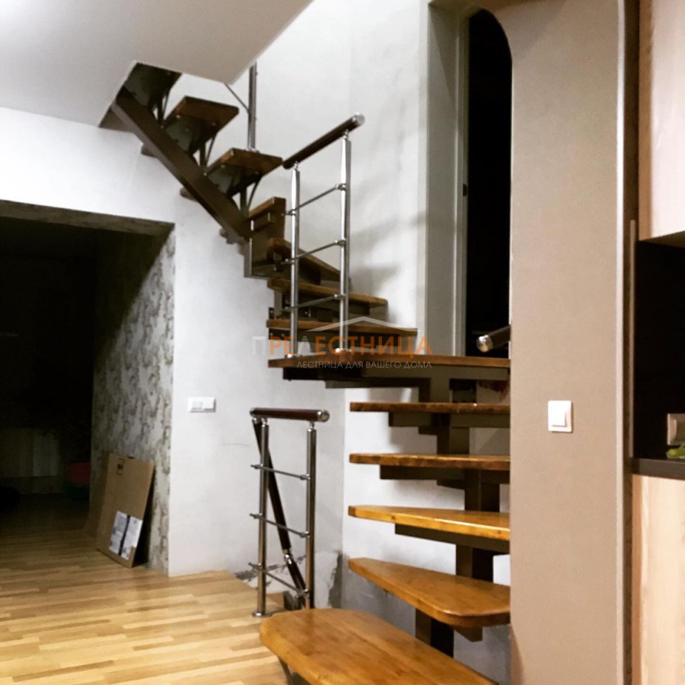 Свежая идея для дизайна: п-образная металлическая лестница среднего размера с крашенными деревянными ступенями и перилами из смешанных материалов - отличное фото интерьера