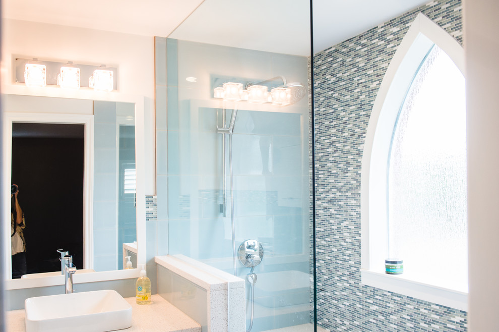 Mid-sized transitional master bathroom in Toronto with white cabinets, an open shower, blue tile, mosaic tile, white walls, porcelain floors, a vessel sink, engineered quartz benchtops and a one-piece toilet.