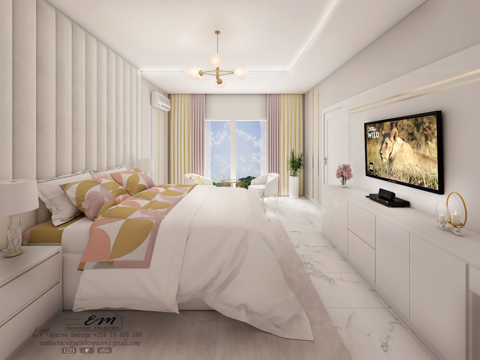 Réalisation d'une grande chambre parentale minimaliste avec un mur beige, un sol en marbre, aucune cheminée et un sol blanc.