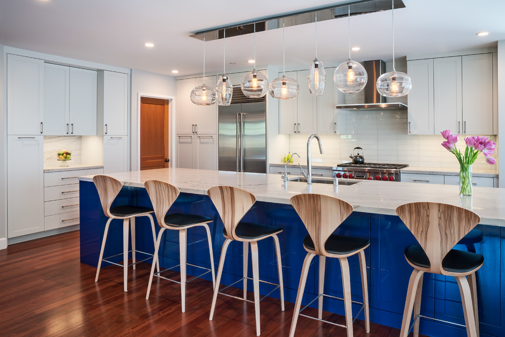 Transitional l-shaped eat-in kitchen in San Francisco with an undermount sink, shaker cabinets, white cabinets, quartzite benchtops, white splashback, subway tile splashback, stainless steel appliances, medium hardwood floors and with island.