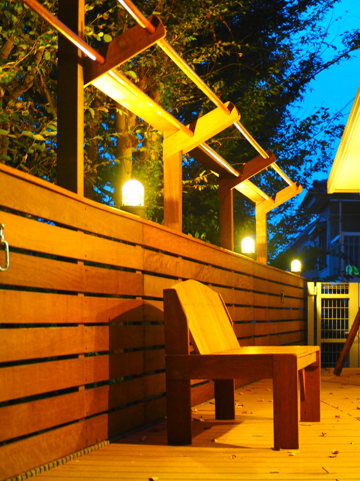 他の地域にあるサンタフェスタイルのおしゃれなウッドデッキの写真