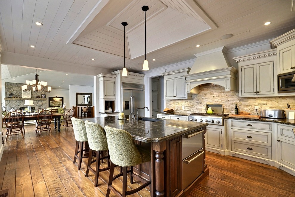 Kitchen - rustic kitchen idea in Toronto