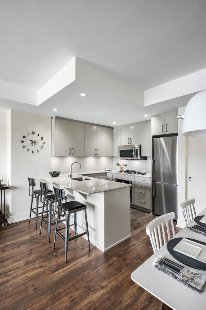 Example of a transitional home design design in Ottawa