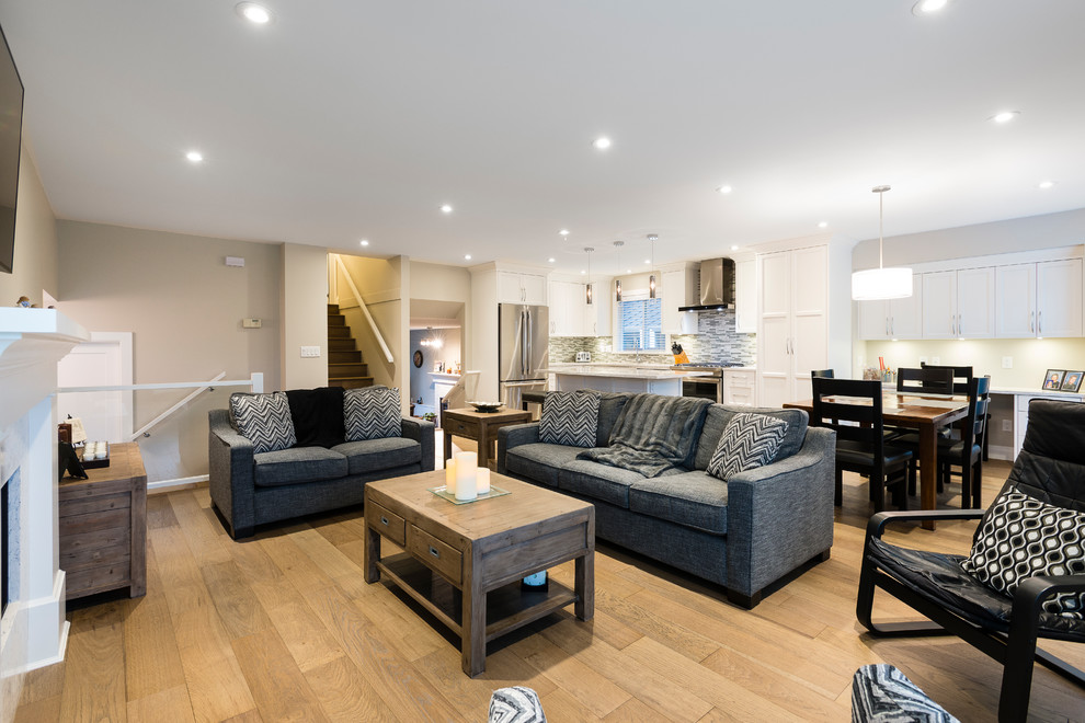 Transitional home design photo in Vancouver