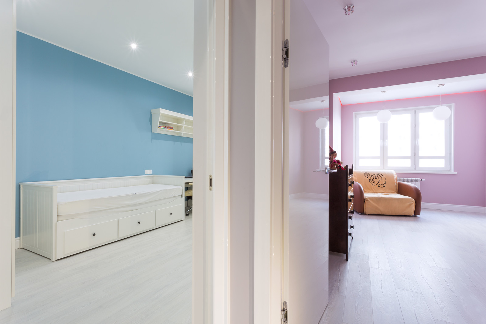 Потолок в детскую комнату с лоджией