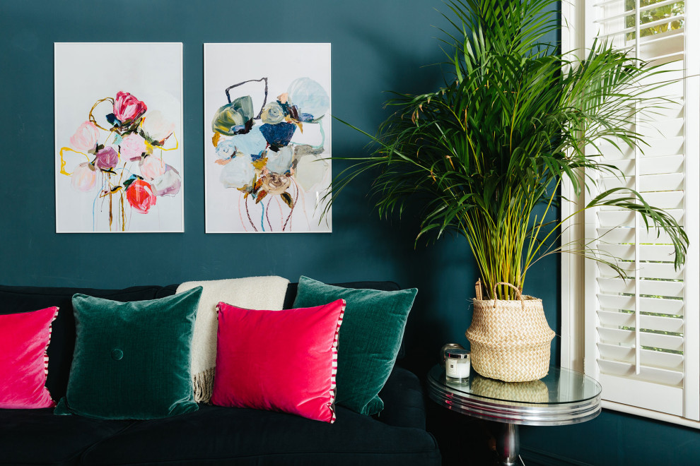 На фото: гостиная комната среднего размера в стиле фьюжн с синими стенами, ковровым покрытием, телевизором на стене и красным полом с