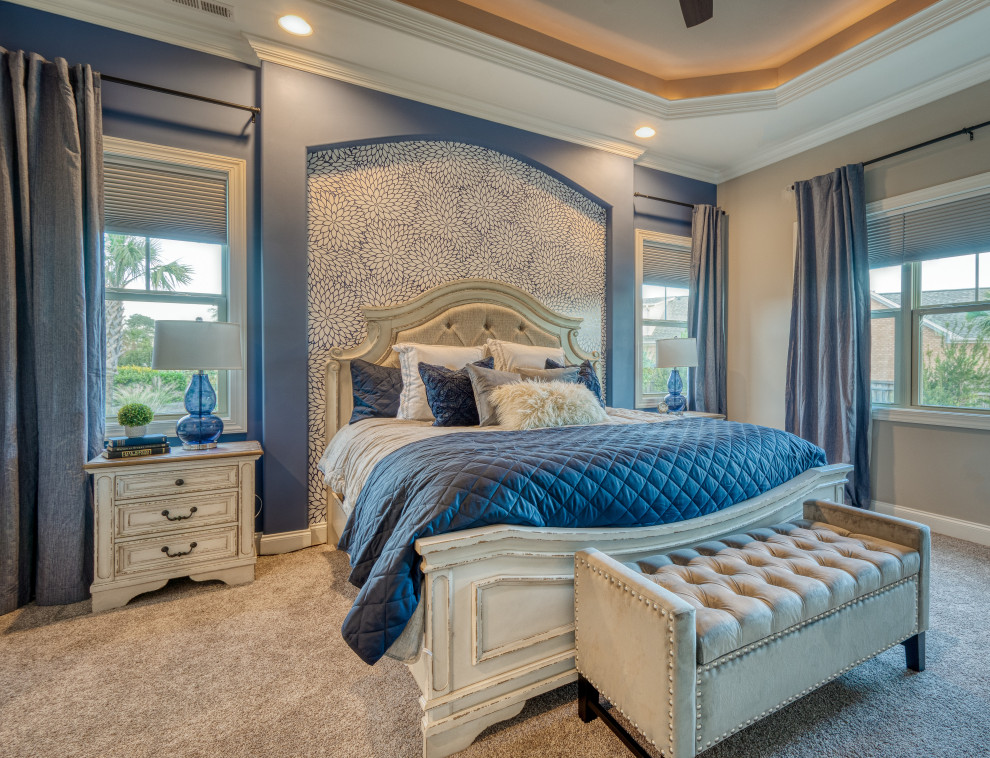 Diseño de dormitorio principal tradicional renovado con paredes azules, moqueta, suelo beige, bandeja y papel pintado