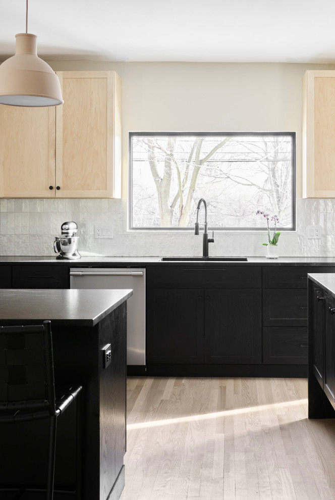 Esempio di una cucina nordica di medie dimensioni con ante in stile shaker, ante nere, top in quarzite, paraspruzzi bianco, paraspruzzi in gres porcellanato, elettrodomestici neri e top nero