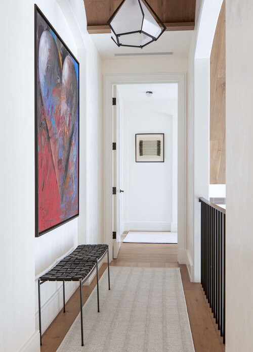 Idee per un ingresso o corridoio design di medie dimensioni con pareti bianche e pavimento in legno massello medio