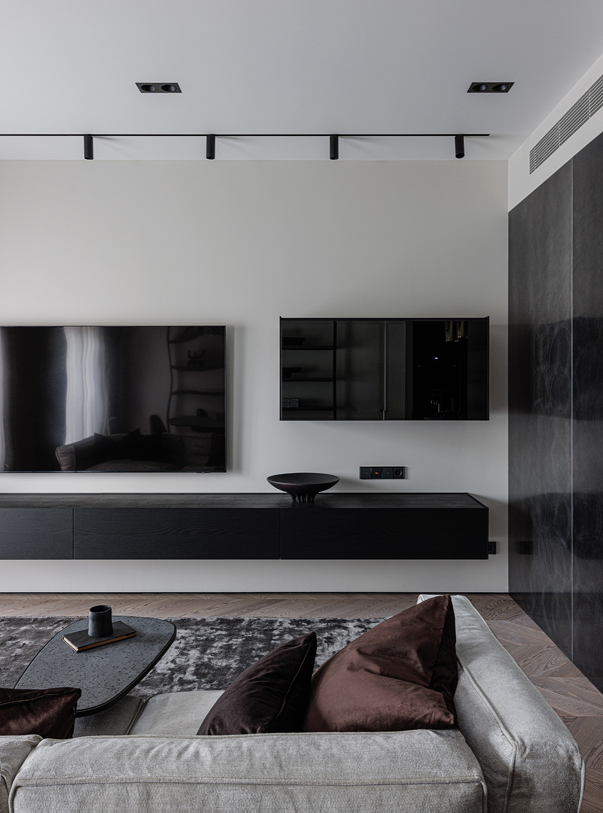 Монохромная квартира 90 м2 в центре Москвы