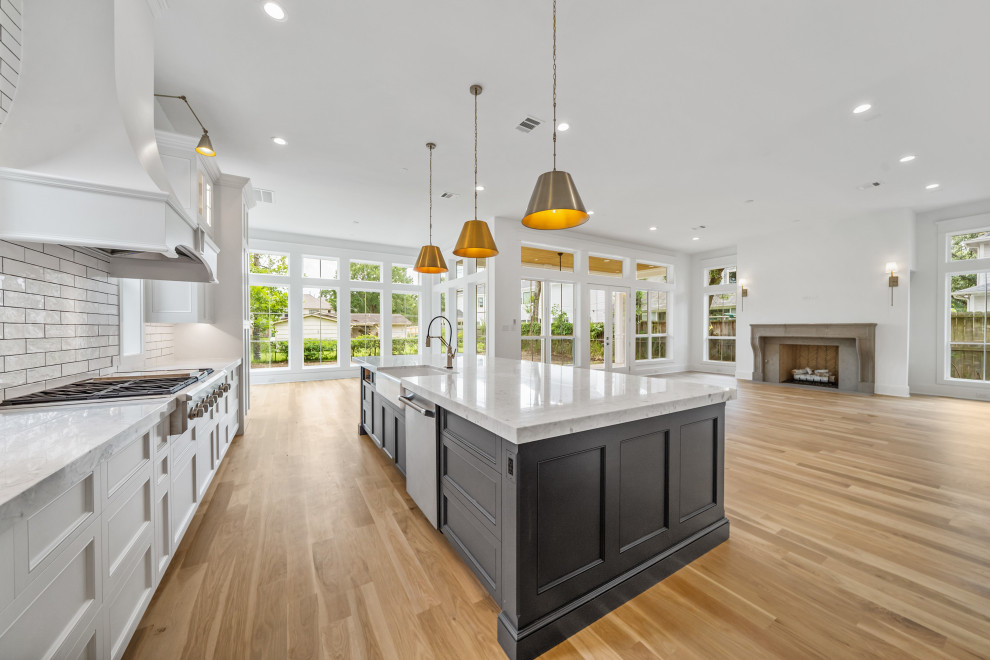 Example of a transitional kitchen design in Houston