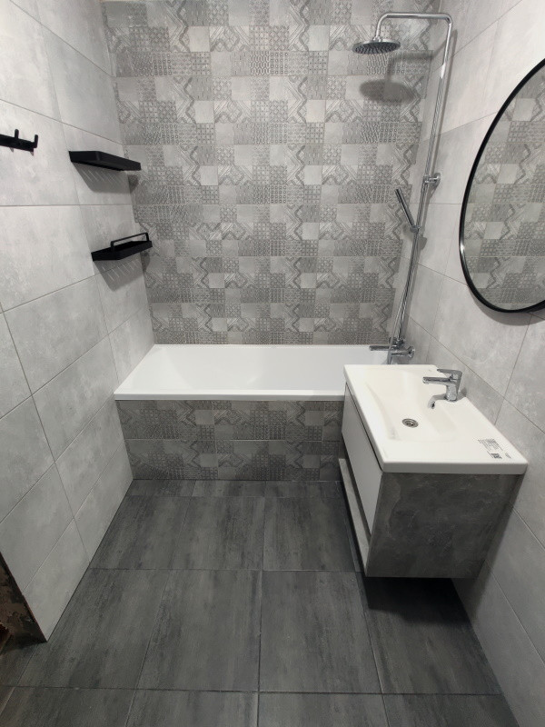 Комплексный ремонт ванной комнаты в серых тонах